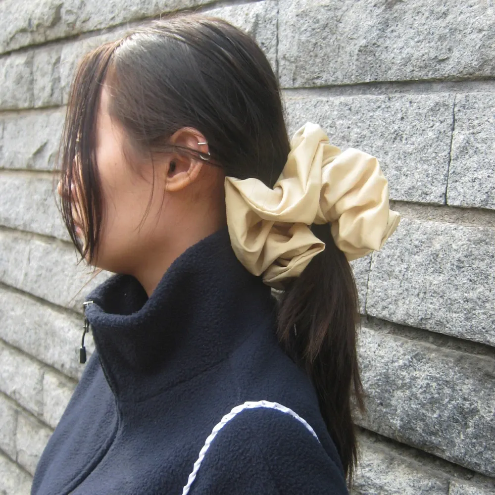 FLAT DONUT SCRUNCHIE (CUSTARD)
