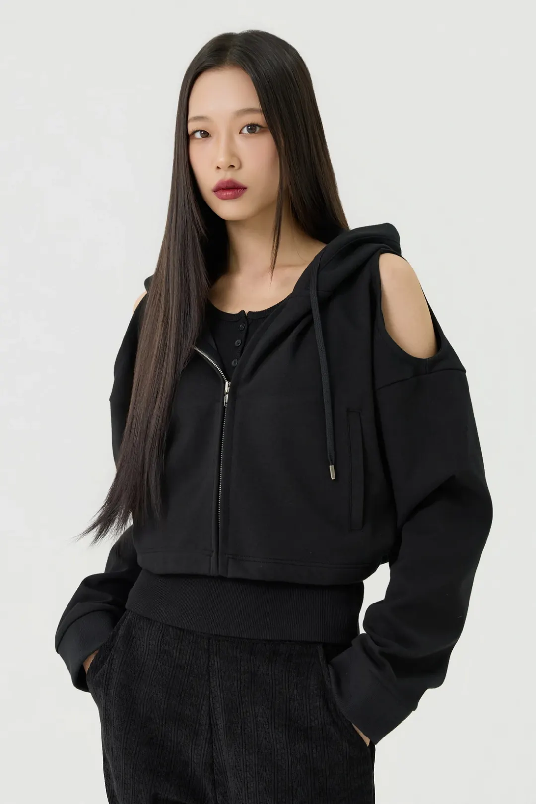ショルダーカットアウト クロップド フーディージップアップ - Black