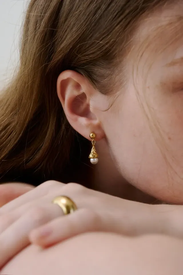 arte pearl drop earring