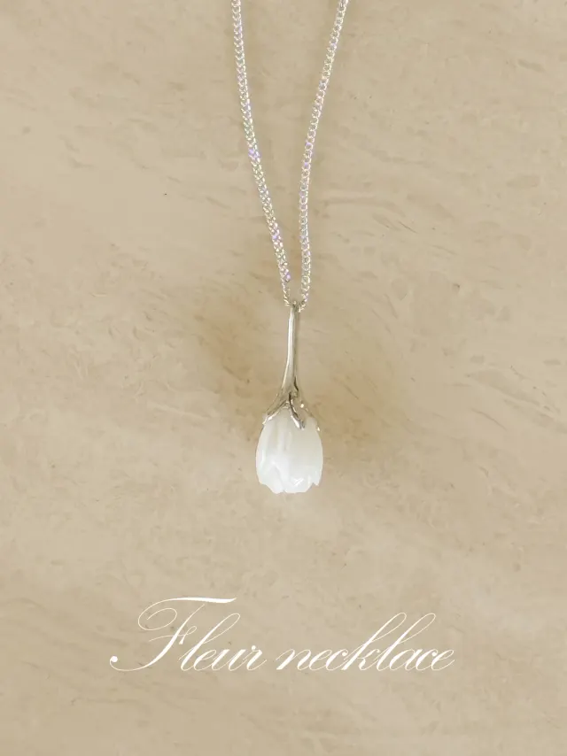 fleur necklace