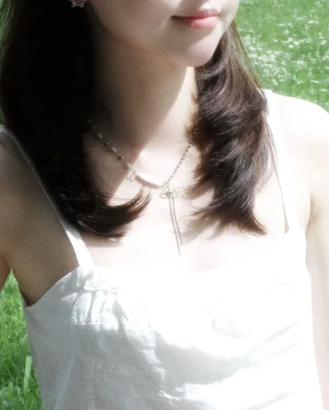 Loose ribbon necklace