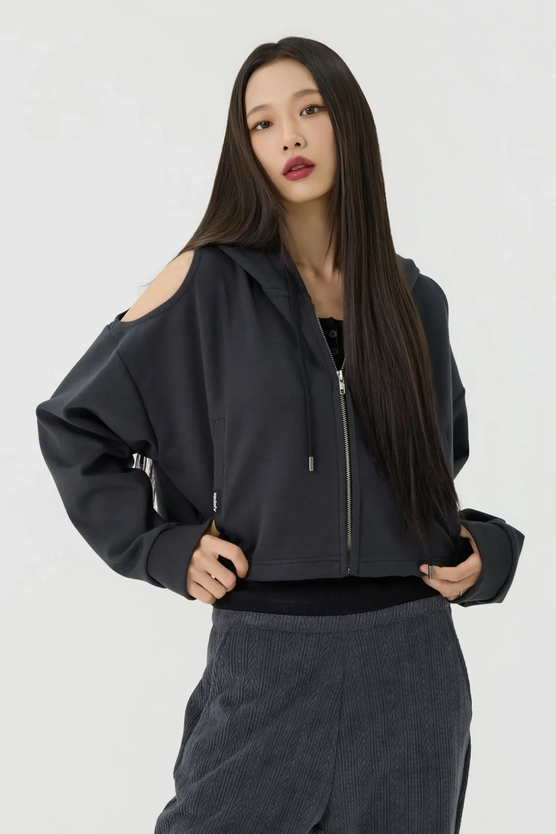 ショルダーカットアウト クロップドフードジップアップ - Charcoal