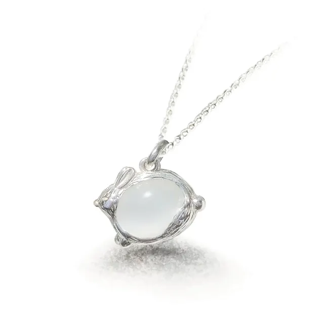 Snow Rabbit Stone Necklace (雪うさぎ)